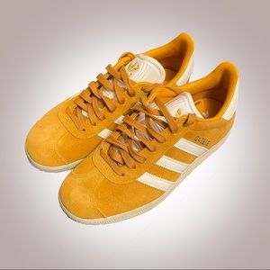 Adidas Gazelle sneaker in a mustard yellow/gold color!